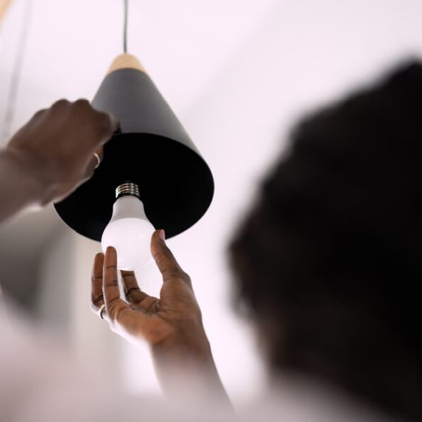 چگونه بهترین لامپ صنعتی را انتخاب کنیم؟
